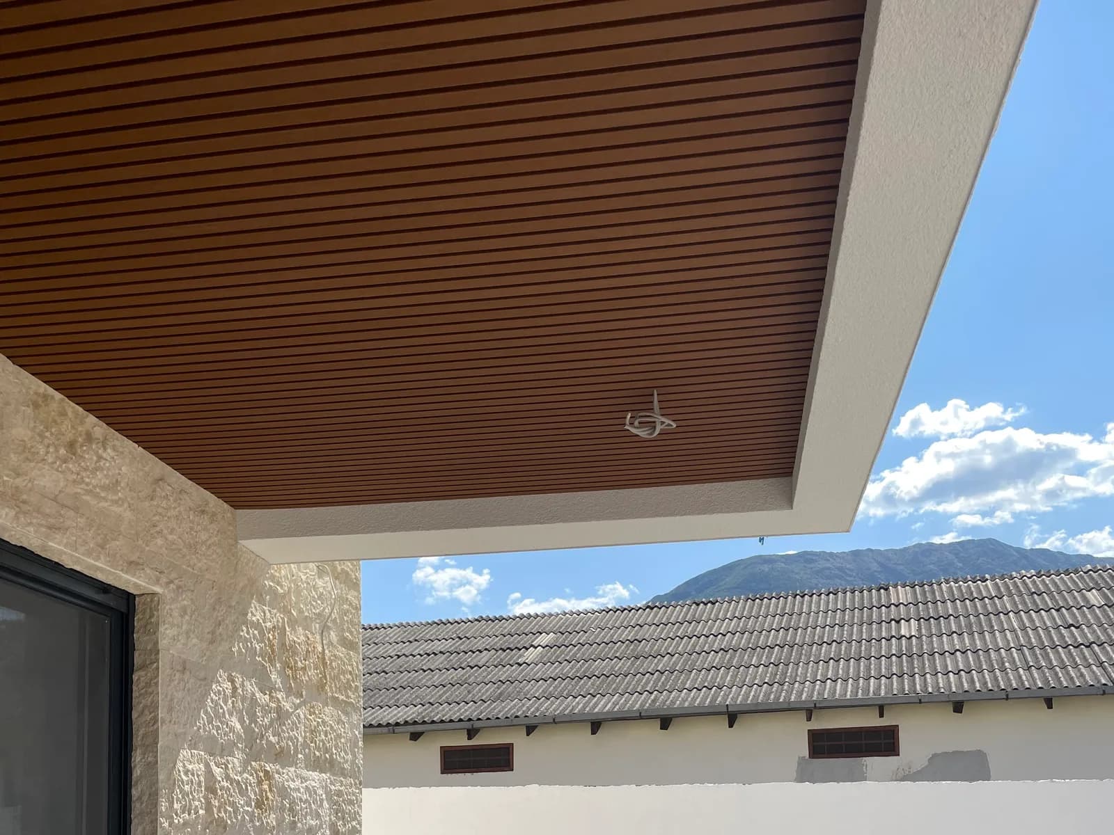 Eksterijerske prečkice postavljene na fasadi